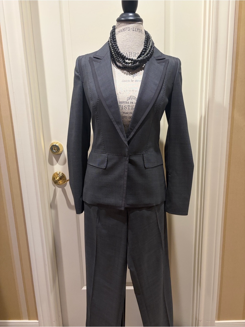 AMANDA WAKELEY Silk/Wool Blend
Satin Trimmed Blazer and Trouser Set.
XS/S